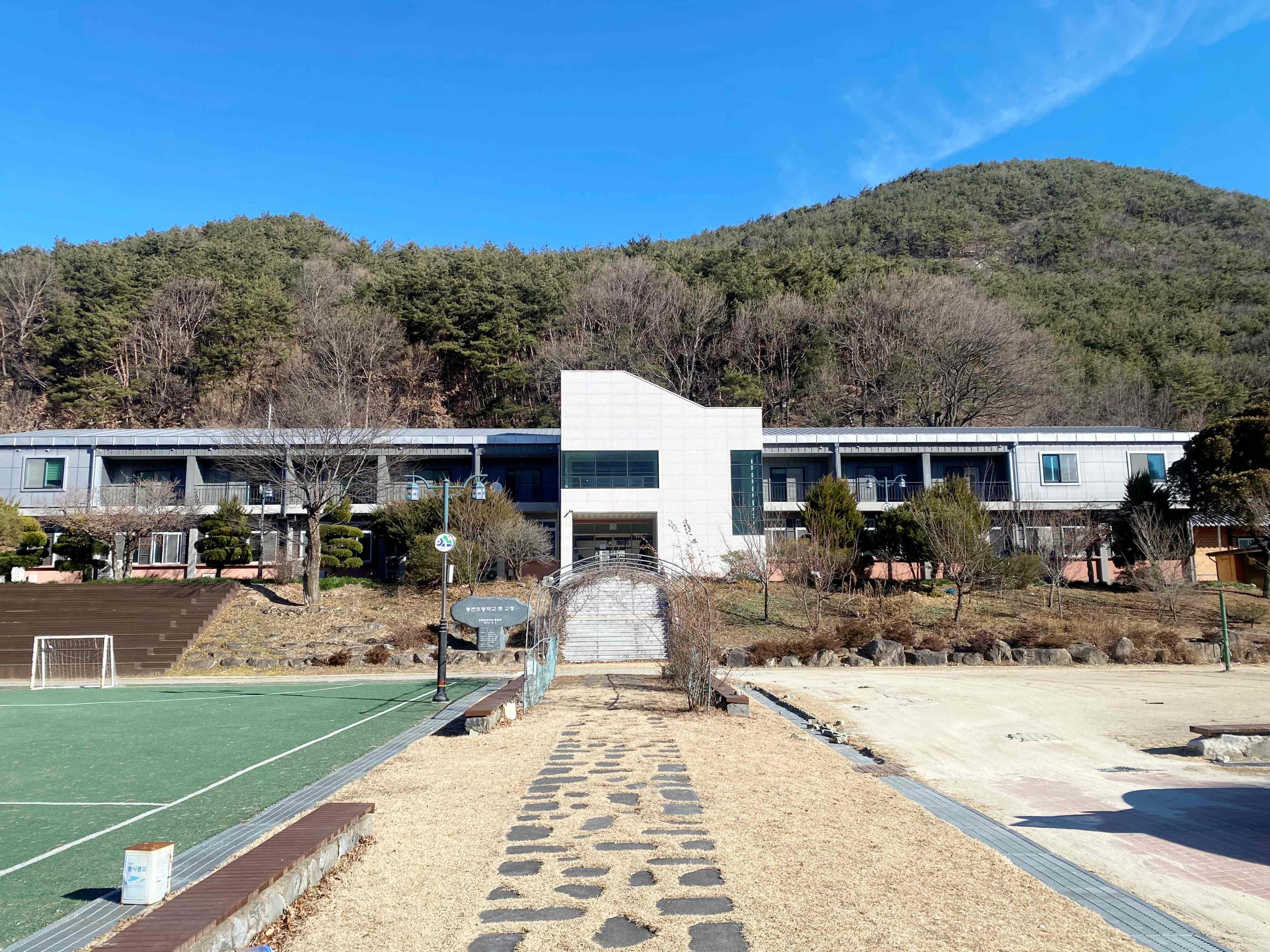 학생이 떠난 폐교 운동장과 건물