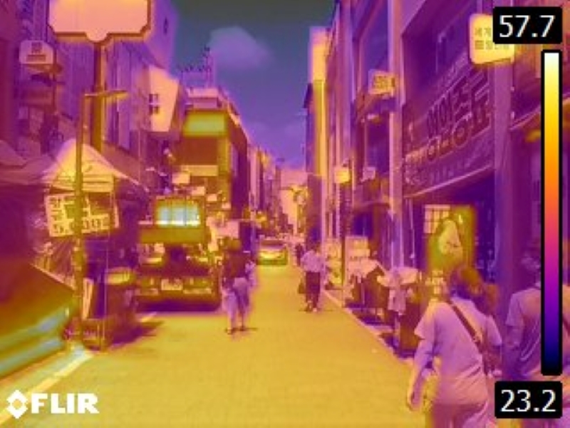 57.7도가 표시된 폭염 속 열화상 거리