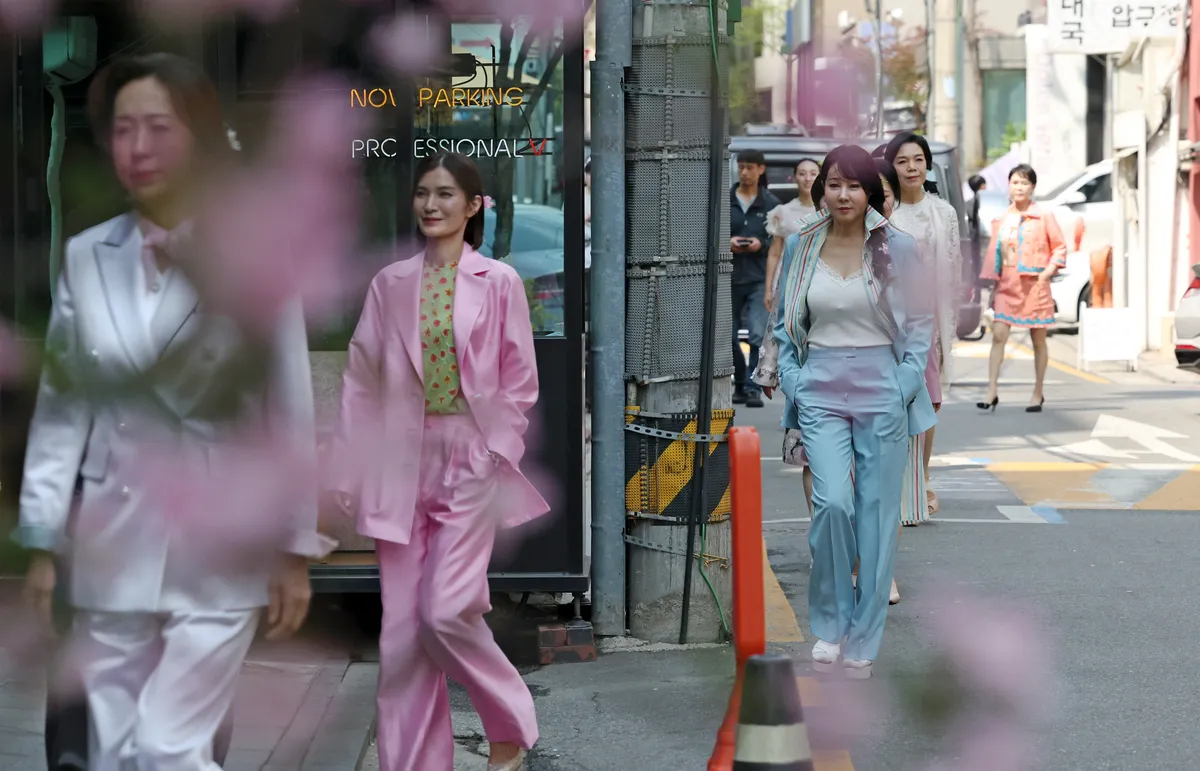 같은 거리의 다른 각도, 다른 인물 구성.