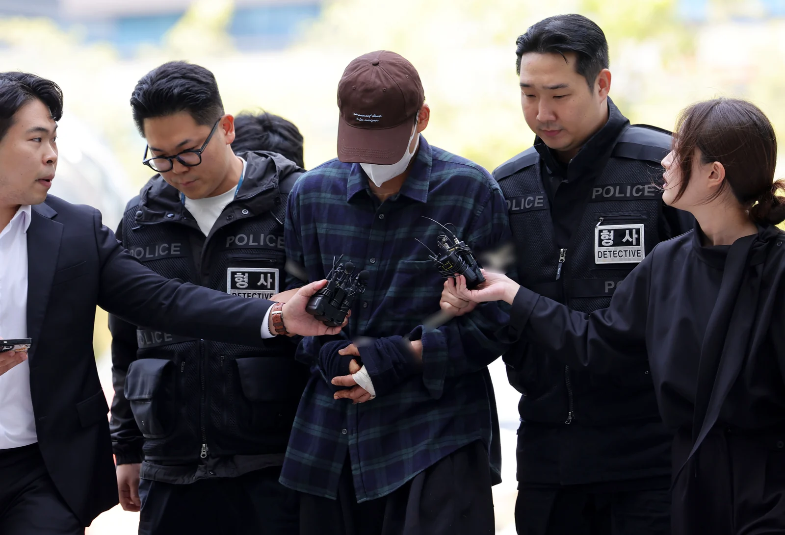 송파 장모 살해·아내 납치 사건 피의자가 경찰과 함께 법원에 출석하는 모습
