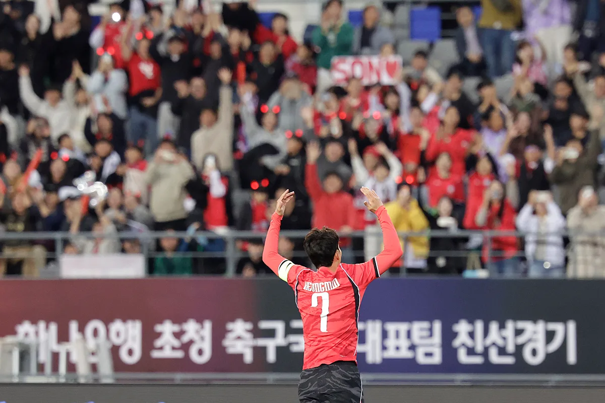 2026년 우즈베키스탄전 59호골 뒤 관중에게 인사하는 손흥민의 뒷모습